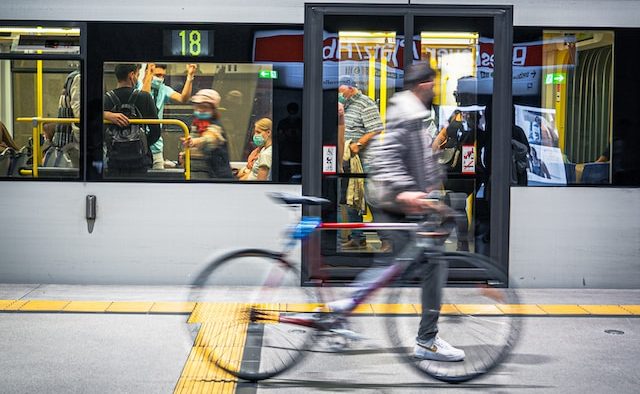 Sammenligning af transportmuligheder i Danmark: Delebiler, offentlig transport, cykling og gåture